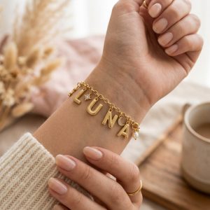 Lắc Tay Gắn Charm B-BOND trên mẫu